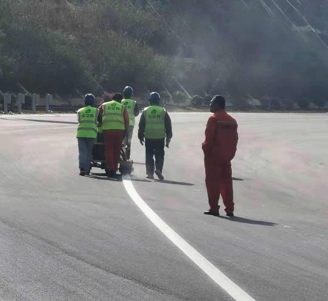 高速公路标线施工