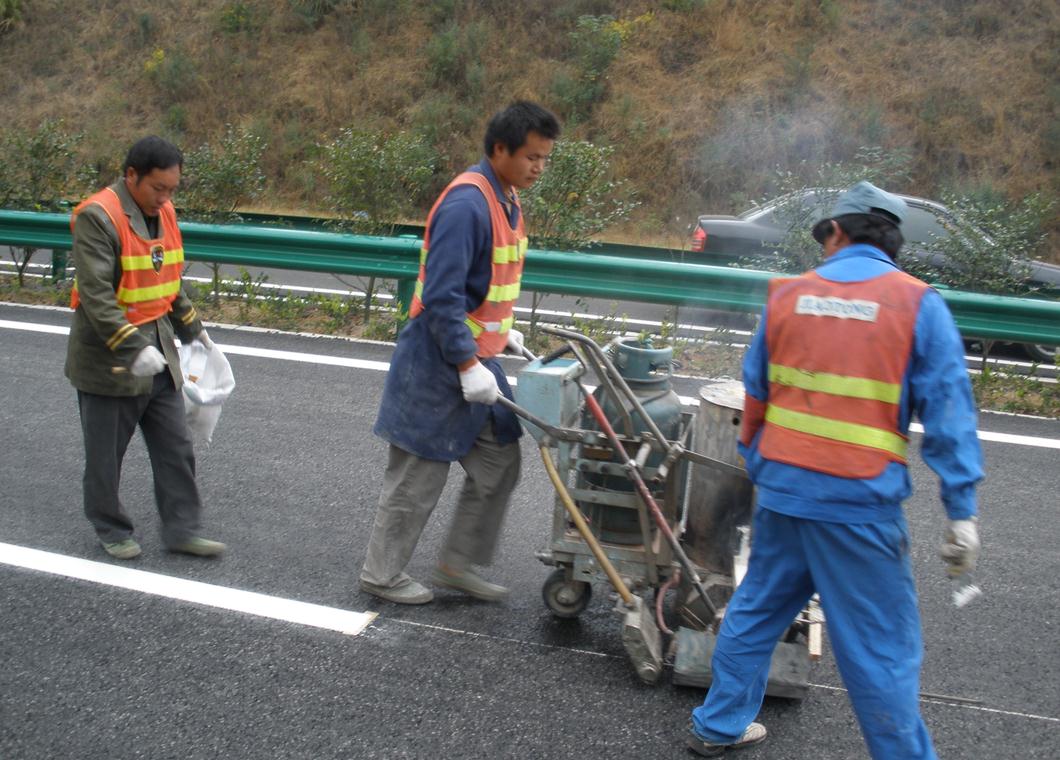 高速公路标线施工